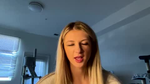 parisbaby2000 online show from March 3, 8:32 pm