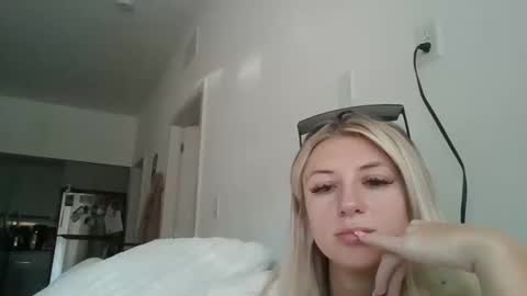 parisbaby2000 online show from October 10, 3:18 pm