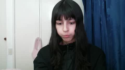 Snapshot of paulainblue chatting on December 4, 12:57 am   online show from December 4, 12:57 am