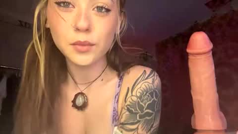 peachesncreampiezz online show from April 14, 3:10 am