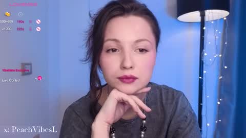 Snapshot of peachvibes chatting on March 10, 7:11 am Lili online show from March 10, 7:11 am