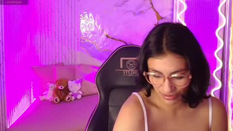 peachy_tay online show from April 5, 11:40 am