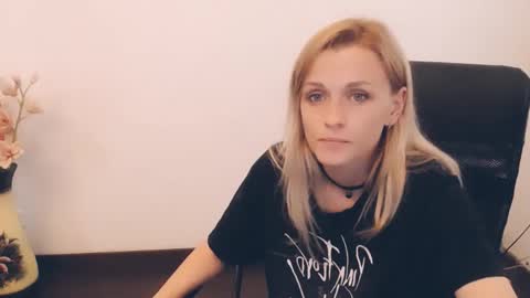 Mia online show from September 10, 9:54 am