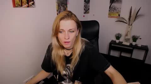 Mia online show from September 17, 7:12 am