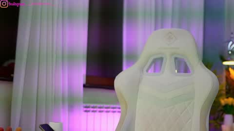 Dee online show from February 16, 1:42 pm