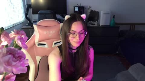 petal_dust_ online show from April 9, 2:12 pm