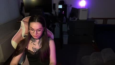 petal_dust_ online show from April 3, 4:25 pm