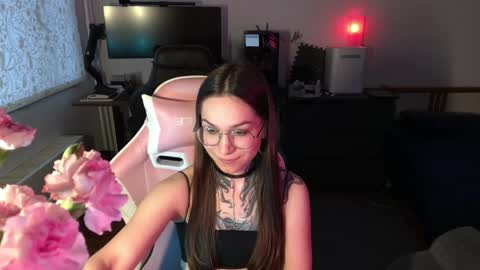 petal_dust_ online show from April 10, 2:44 pm