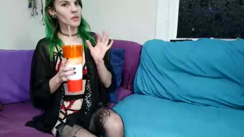 Snapshot of petite_emeri chatting on October 17, 3:54 am Emeri online show from October 17, 3:54 am