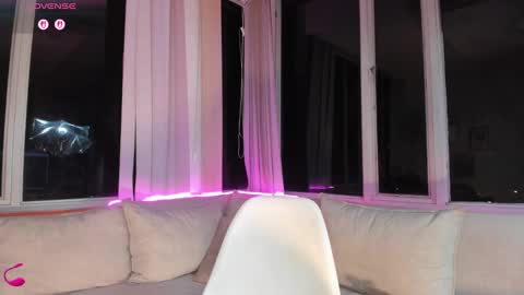 Snapshot of petite_linda chatting on September 24, 4:08 am Linda online show from September 24, 4:08 am