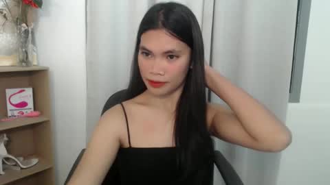 petite_pauline online show from February 16, 5:11 pm