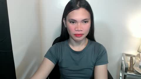 petite_pauline online show from February 22, 11:35 am