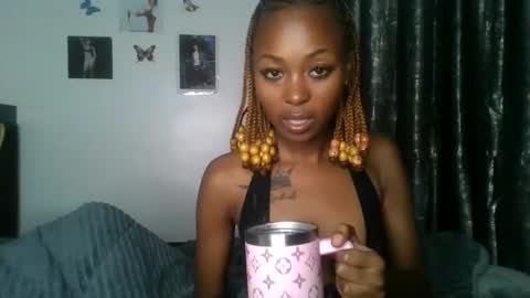 petite_queen69 online show from May 26, 11:33 pm