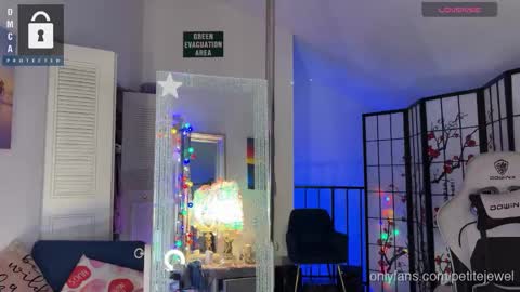 Snapshot of petitejewel chatting on September 19, 9:35 am Jules online show from September 19, 9:35 am
