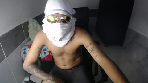 petty_boy777 online show from May 5, 2:18 am