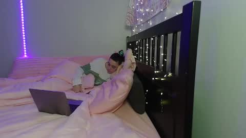 pink_tv online show from November 11, 4:14 am