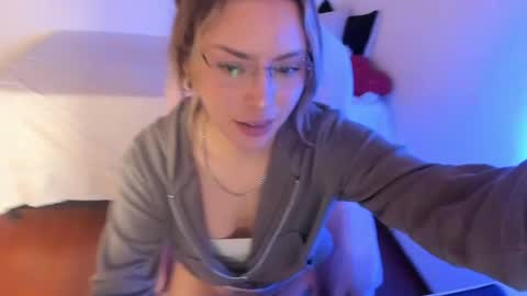 pixie online show from April 18, 1:29 am