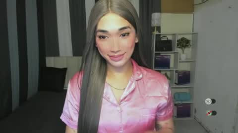 pixiedoll_ online show from June 11, 5:44 pm