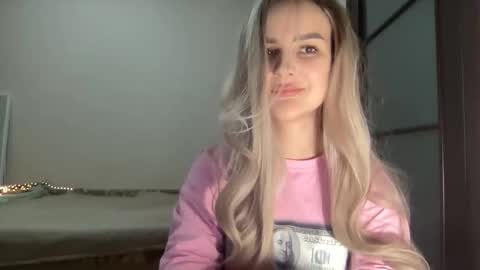 Mia online show from October 8, 9:32 pm