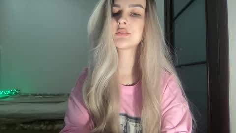 Mia online show from October 17, 8:35 pm