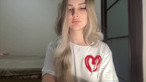 Mia online show from November 25, 11:03 pm