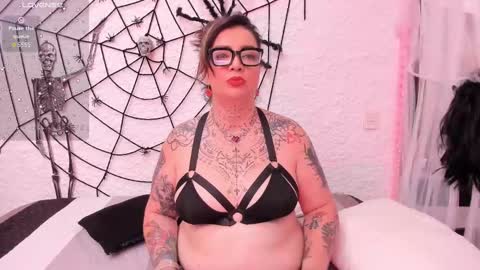 Snapshot of poisson_ivy_ chatting on October 7, 9:33 pm poisson_ivy_ online show from October 7, 9:33 pm