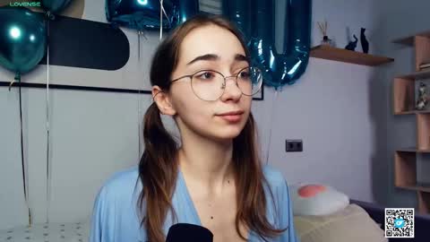 Snapshot of polly_bee chatting on October 14, 8:17 am Polly online show from October 14, 8:17 am