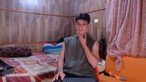 Snapshot of powertwinky chatting on December 7, 12:46 am chris independent  online show from December 7, 12:46 am