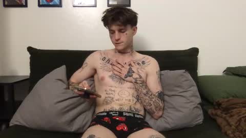 Snapshot of prettyboyszn chatting on October 16, 6:46 am pretty boy online show from October 16, 6:46 am