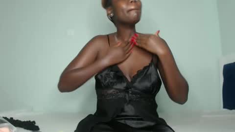 Snapshot of prettyliz1999 chatting on February 7, 8:01 am Lizzy online show from February 7, 8:01 am