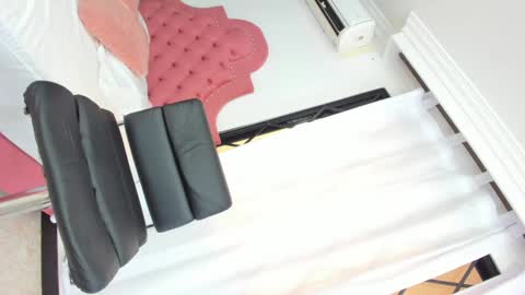 Snapshot of prety_sharick chatting on February 7, 2:15 pm Mia Villany  online show from February 7, 2:15 pm
