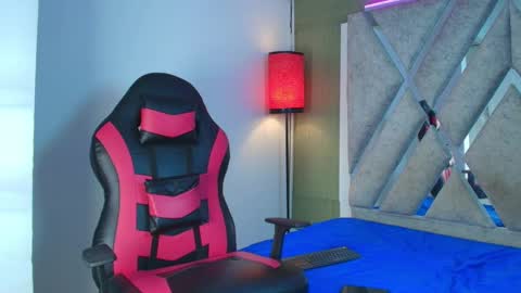 prince_arthur77 online show from April 21, 1:29 pm