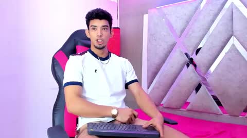 prince_arthur77 online show from November 2, 4:51 pm