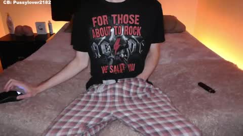 Snapshot of pussylover2182 chatting on September 29, 3:05 am pussylover2182 online show from September 29, 3:05 am