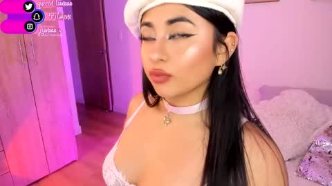 Snapshot of queen_liana chatting on January 2, 10:05 am Liana  online show from January 2, 10:05 am