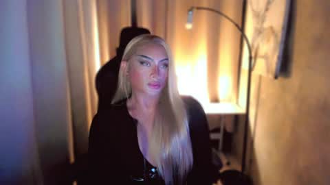 Snapshot of queenarthalia chatting on February 7, 10:52 pm ARTHA online show from February 7, 10:52 pm