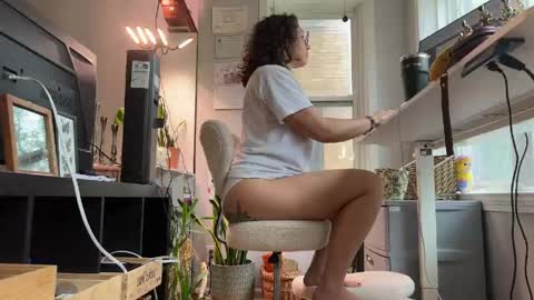 QueenBee online show from April 29, 6:46 pm