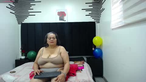 Snapshot of queenmature chatting on October 11, 1:27 pm VickyBoobss online show from October 11, 1:27 pm