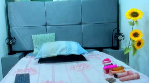 Snapshot of queenmature chatting on September 9, 7:58 pm VickyBoobss online show from September 9, 7:58 pm