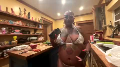 Queen Hilarity online show from August 3, 1:18 am