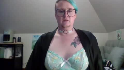 Snapshot of queerlyjaz chatting on September 30, 1:49 am queerlyjaz online show from September 30, 1:49 am