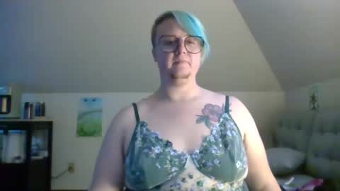 Snapshot of queerlyjaz chatting on October 8, 1:35 am queerlyjaz online show from October 8, 1:35 am