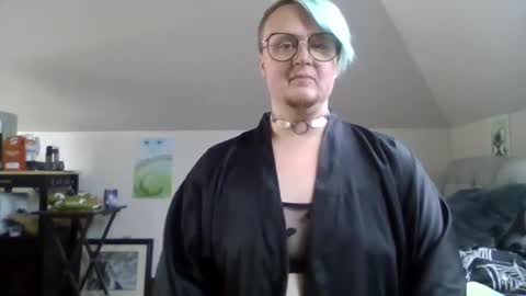 Snapshot of queerlyjaz chatting on September 26, 12:07 am queerlyjaz online show from September 26, 12:07 am