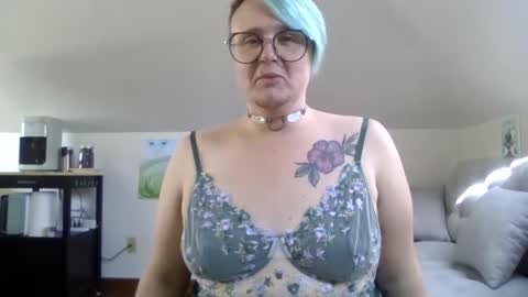Snapshot of queerlyjaz chatting on September 28, 8:29 pm queerlyjaz online show from September 28, 8:29 pm