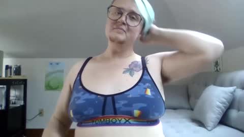 Snapshot of queerlyjaz chatting on October 4, 6:17 pm queerlyjaz online show from October 4, 6:17 pm