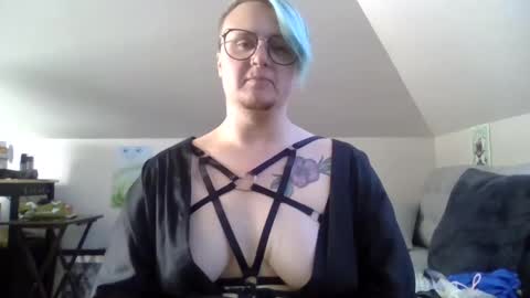 Snapshot of queerlyjaz chatting on September 17, 12:14 am queerlyjaz online show from September 17, 12:14 am