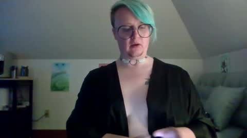 Snapshot of queerlyjaz chatting on October 1, 1:59 am queerlyjaz online show from October 1, 1:59 am