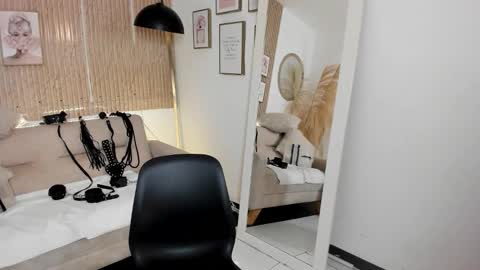 RACHEL ES online show from November 19, 5:18 am