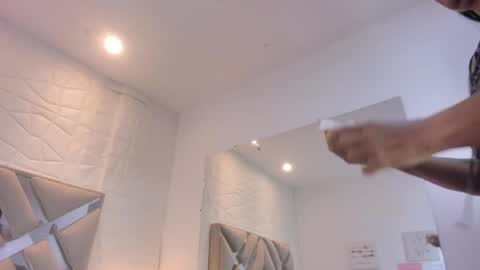 Raquel Moore  online show from April 22, 1:40 pm