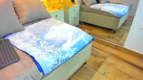 Raquel Moore  online show from December 15, 12:56 pm